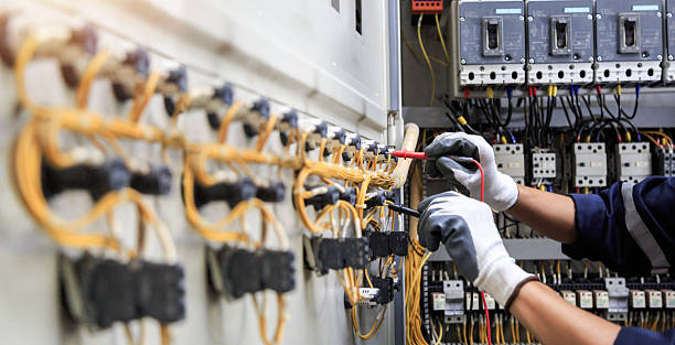 Professional Electrician technician working in Tuscaloosa, AL